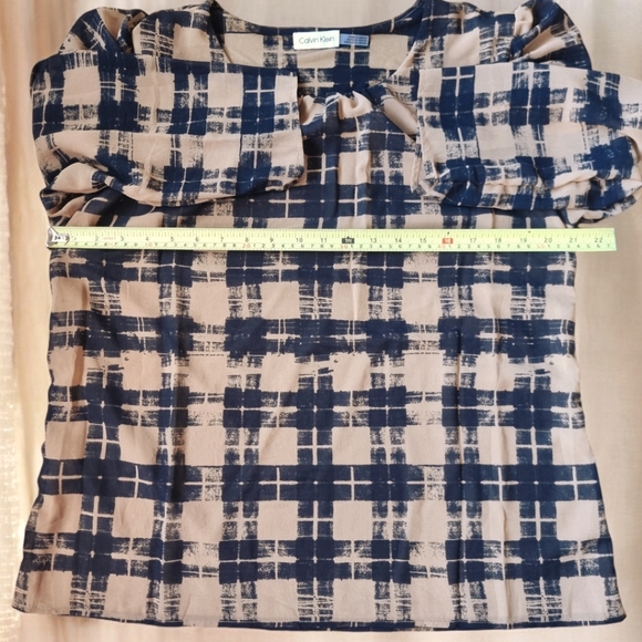 Calvin Klein Mixed Fabric Block Pattern Lined Flowy Top - Picture 4 of 8